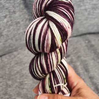 Merino Self-Striping Socks i färgen Aubergine/Fliederbush - Locoporella