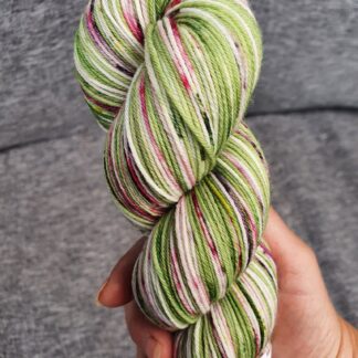 Merino Self-Striping Socks i färgen Pistazie/Fliederbusch - Locoporella