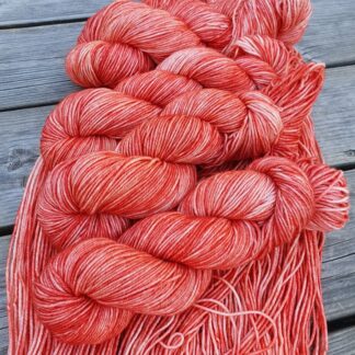 Mimmi Merino Silke DK i färgen Peachy Perfect - Underbart garns Design
