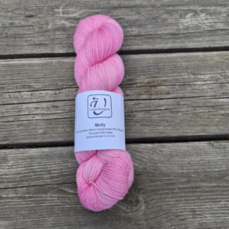 Molly i färgen Rosa rester - Underbart garns Design
