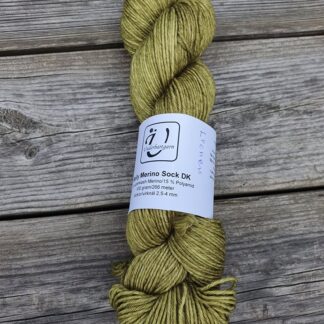 Molly Merino Sock DK i färgen Lichen - Underbart garns Design