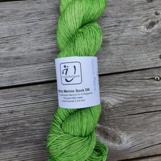 Molly Merino Sock DK i färgen Sour Apple - Underbart garns Design