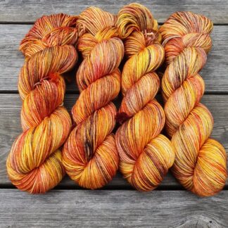Molly Merino Sock DK i färgen Sunny Day in Autumn - Underbart garns Design