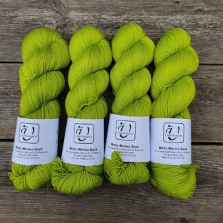 Molly Merino Sock i färgen Chartreuse - Underbart garns Design