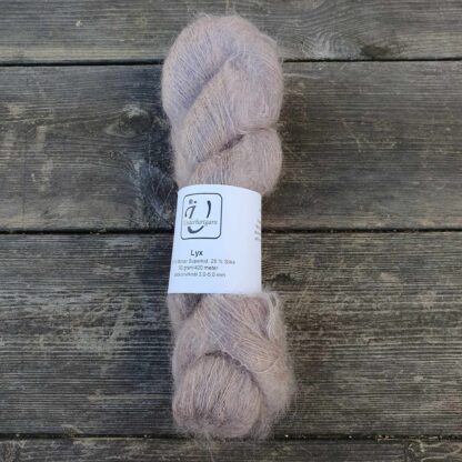 Lyx Superkid Mohair Silke i färgen Lerkaka - Underbart garns Design - Bild 2