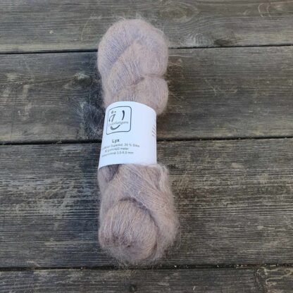 Lyx Superkid Mohair Silke i färgen Lerkaka - Underbart garns Design - Bild 3