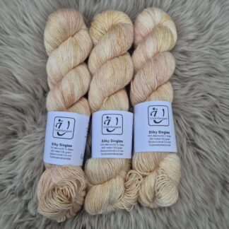 Silky Singles - Rabarber Grädde - Underbart garns Design