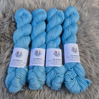 Pure Delight DK i färgen Blå lilja - Underbart garns Design